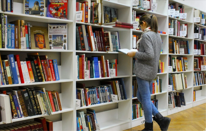 How to Get a Library Card (and How It Saves You Money)